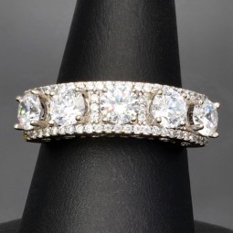 Ring aus 585 / 14K Weißgold für Damen mit vielen glitzernden Zirkonia besetzt (ca. 58 RG)