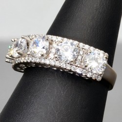 Ring aus 585 / 14K Weißgold für Damen mit vielen glitzernden Zirkonia besetzt (ca. 58 RG)