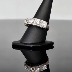 Ring aus 585 / 14K Weißgold für Damen mit vielen glitzernden Zirkonia besetzt (ca. 58 RG)