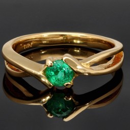 Eleganter Damenring mit einem tannengrünen, kolumbianischen Smaragd von 0,41 ct. in 18K / 750 Gelbgold gefasst - in aufwendiger Handarbeit hergestellt