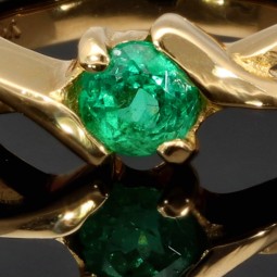 Eleganter Damenring mit einem tannengrünen, kolumbianischen Smaragd von 0,41 ct. in 18K / 750 Gelbgold gefasst - in aufwendiger Handarbeit hergestellt