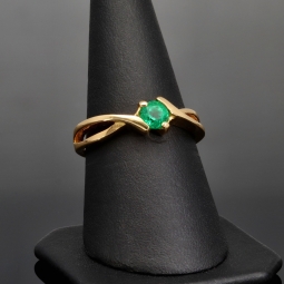 Eleganter Damenring mit einem tannengrünen, kolumbianischen Smaragd von 0,41 ct. in 18K / 750 Gelbgold gefasst - in aufwendiger Handarbeit hergestellt
