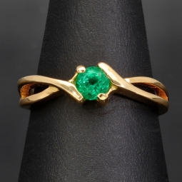 Eleganter Damenring mit einem tannengrünen, kolumbianischen Smaragd von 0,41 ct. in 18K / 750 Gelbgold gefasst - in aufwendiger Handarbeit hergestellt