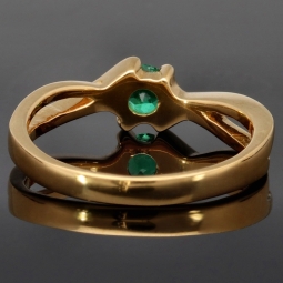 Eleganter Damenring mit einem tannengrünen, kolumbianischen Smaragd von 0,41 ct. in 18K / 750 Gelbgold gefasst - in aufwendiger Handarbeit hergestellt