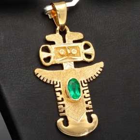 Precolombino - Präkolumbianisches Motiv aus der Tolima Kultur als 18k-Goldanhänger mit einem leuchtend tannengrünen Smaragd (ca. 0,38ct.) - in aufwendiger Handarbeit hergestellt