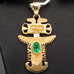 Precolombino - Präkolumbianisches Motiv aus der Tolima Kultur als 18k-Goldanhänger mit einem leuchtend tannengrünen Smaragd (ca. 0,38ct.) - in aufwendiger Handarbeit hergestellt