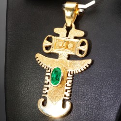 Precolombino - Präkolumbianisches Motiv aus der Tolima Kultur als 18k-Goldanhänger mit einem leuchtend tannengrünen Smaragd (ca. 0,38ct.) - in aufwendiger Handarbeit hergestellt
