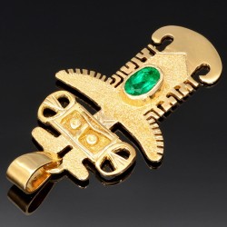 Precolombino - Präkolumbianisches Motiv aus der Tolima Kultur als 18k-Goldanhänger mit einem leuchtend tannengrünen Smaragd (ca. 0,38ct.) - in aufwendiger Handarbeit hergestellt