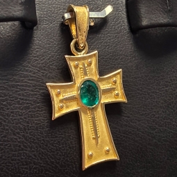 Kreuz-Anhänger im byzantischen Stil mit eingefassten, funkelnden, tannengrünen Smaragd im Ovalchliff (ca. 0,38 ct.) in edlem Gold (750 18K Gelbgold)