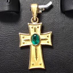 Kreuz-Anhänger im byzantischen Stil mit eingefassten, funkelnden, tannengrünen Smaragd im Ovalchliff (ca. 0,38 ct.) in edlem Gold (750 18K Gelbgold)