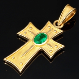 Kreuz-Anhänger im byzantischen Stil mit eingefassten, funkelnden, tannengrünen Smaragd im Ovalchliff (ca. 0,38 ct.) in edlem Gold (750 18K Gelbgold)