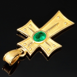 Kreuz-Anhänger im byzantischen Stil mit eingefassten, funkelnden, tannengrünen Smaragd im Ovalchliff (ca. 0,38 ct.) in edlem Gold (750 18K Gelbgold)