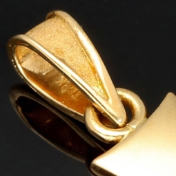 Kreuz-Anhänger im byzantischen Stil mit eingefassten, funkelnden, tannengrünen Smaragd im Ovalchliff (ca. 0,38 ct.) in edlem Gold (750 18K Gelbgold)