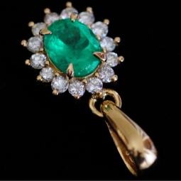 Kostbarer Smaragd-Anhänger in 18K 750 Gold bestückt mit einem edlen, kolumbianischen Smaragd (ca. 1,31 ct.) und 14 Diamanten (gesamt ca. 0,42 ct.)