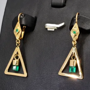 Kunstvolle Triangel-Ohrringe / Ohrhänger mit 2 natürlich leuchtende Smaragdkristalle und 2 runde Smaragde in 18K / 750 Gold gefasst