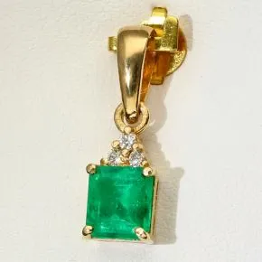 Kostbarer Smaragd-Anhänger in 18K 750 Gold bestückt mit einem edlen, kolumbianischen Smaragd (ca. 0,92 ct.) und 3 Diamanten (gesamt ca. 0,07 ct.)