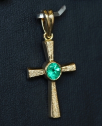 Hochwertiger Goldanhänger - Kreuz mit einem eingefassten, hell leuchtenden, grasgrünen Smaragd im Ovalschliff (ca. 0,43 ct.) in edlem Gold (750 18K Gelbgold)