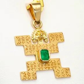 Außergewöhnlicher kolumbianischer Precolombino Gold-Anhänger mit präkolumbianischen Motiv Hombre Jaguar aus der Quimbaya Kultur gefertigt mit hochwertigem 750 18K Gold, veredelt mit einem exquisiten Smaragd (ca. 0,26 ct.)