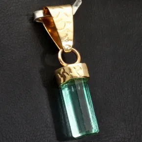 Außergewöhnlicher, hellgrüner Smaragdkristall in 18K/750 Gelbgold gefasst. In Handarbeit hergestellter Goldanhänger. (Einzelstück)
