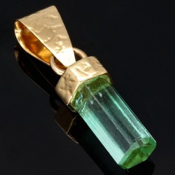 Außergewöhnlicher, hellgrüner Smaragdkristall in 18K/750 Gelbgold gefasst. In Handarbeit hergestellter Goldanhänger. (Einzelstück)