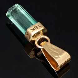 Außergewöhnlicher, hellgrüner Smaragdkristall in 18K/750 Gelbgold gefasst. In Handarbeit hergestellter Goldanhänger. (Einzelstück)