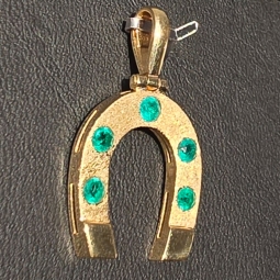 Edler Hufeisen-Anhänger mit 5 leuchtend, grasgrünen Smaragden im Rundschliff (ca. 0,52 ct. gesamt) in 18K 750 Gold gefasst und in aufwendiger Handarbeit hergestellt