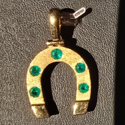 Edler Hufeisen-Anhänger mit 5 leuchtend, grasgrünen Smaragden im Rundschliff (ca. 0,52 ct. gesamt) in 18K 750 Gold gefasst und in aufwendiger Handarbeit hergestellt