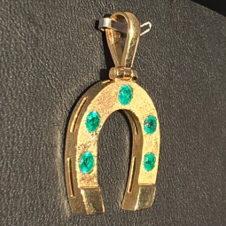 Edler Hufeisen-Anhänger mit 5 leuchtend, grasgrünen Smaragden im Rundschliff (ca. 0,52 ct. gesamt) in 18K 750 Gold gefasst und in aufwendiger Handarbeit hergestellt