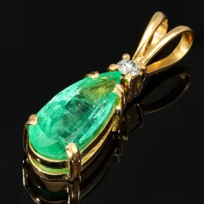 Smaragd-Anhänger - Hell leuchtender Smaragdtropfen mit eindrucksvollen ca. 3,69 ct. und einem Diamanten (ca. 0,1 ct.) in hochwertigem 18K / 750 Gold gefasst