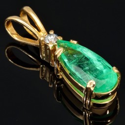 Smaragd-Anhänger - Hell leuchtender Smaragdtropfen mit eindrucksvollen ca. 3,69 ct. und einem Diamanten (ca. 0,1 ct.) in hochwertigem 18K / 750 Gold gefasst