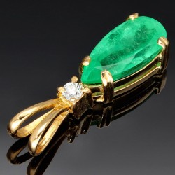 Smaragd-Anhänger - Hell leuchtender Smaragdtropfen mit eindrucksvollen ca. 3,69 ct. und einem Diamanten (ca. 0,1 ct.) in hochwertigem 18K / 750 Gold gefasst