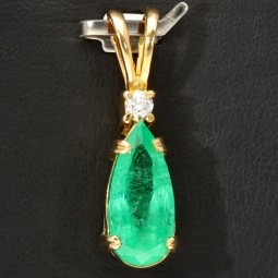 Smaragd-Anhänger - Hell leuchtender Smaragdtropfen mit eindrucksvollen ca. 3,69 ct. und einem Diamanten (ca. 0,1 ct.) in hochwertigem 18K / 750 Gold gefasst