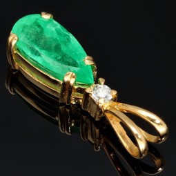 Smaragd-Anhänger - Hell leuchtender Smaragdtropfen mit eindrucksvollen ca. 3,69 ct. und einem Diamanten (ca. 0,1 ct.) in hochwertigem 18K / 750 Gold gefasst