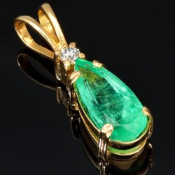 Smaragd-Anhänger - Hell leuchtender Smaragdtropfen mit eindrucksvollen ca. 3,69 ct. und einem Diamanten (ca. 0,1 ct.) in hochwertigem 18K / 750 Gold gefasst