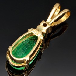 Smaragd-Anhänger - Hell leuchtender Smaragdtropfen mit eindrucksvollen ca. 3,69 ct. und einem Diamanten (ca. 0,1 ct.) in hochwertigem 18K / 750 Gold gefasst