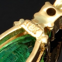 Smaragd-Anhänger - Hell leuchtender Smaragdtropfen mit eindrucksvollen ca. 3,69 ct. und einem Diamanten (ca. 0,1 ct.) in hochwertigem 18K / 750 Gold gefasst