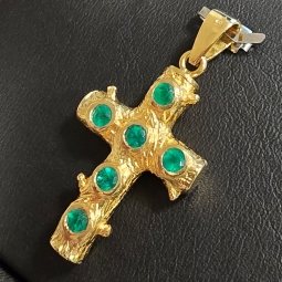Luxuriöser in Handarbeit gefertigter Goldanhänger, der kunstvoll Baumäste nachbildet und die Form eines Kreuzes darstellt, ist mit 6 funkelnden Smaragden (ca. 0,7 ct. gesamt) im Rundschliff besetzt (750er 18K Gold)