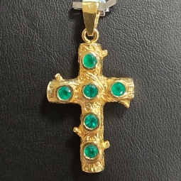 Luxuriöser in Handarbeit gefertigter Goldanhänger, der kunstvoll Baumäste nachbildet und die Form eines Kreuzes darstellt, ist mit 6 funkelnden Smaragden (ca. 0,7 ct. gesamt) im Rundschliff besetzt (750er 18K Gold)