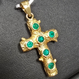 Luxuriöser in Handarbeit gefertigter Goldanhänger, der kunstvoll Baumäste nachbildet und die Form eines Kreuzes darstellt, ist mit 6 funkelnden Smaragden (ca. 0,7 ct. gesamt) im Rundschliff besetzt (750er 18K Gold)
