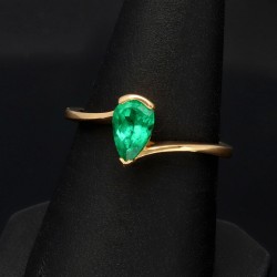 Prächtiger Goldring für Damen mit einem ausgewählten, leuchtend grasgrünen Smaragd in Tropfenform eingefasst in 18K / 750 Gold - hergestellt in Handarbeit - RG ca. 55