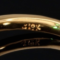 Prächtiger Goldring für Damen mit einem ausgewählten, leuchtend grasgrünen Smaragd in Tropfenform eingefasst in 18K / 750 Gold - hergestellt in Handarbeit - RG ca. 55