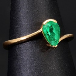 Prächtiger Goldring für Damen mit einem ausgewählten, leuchtend grasgrünen Smaragd in Tropfenform eingefasst in 18K / 750 Gold - hergestellt in Handarbeit - RG ca. 55
