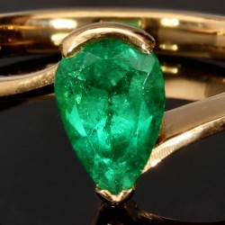 Prächtiger Goldring für Damen mit einem ausgewählten, leuchtend grasgrünen Smaragd in Tropfenform eingefasst in 18K / 750 Gold - hergestellt in Handarbeit - RG ca. 55