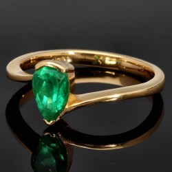 Prächtiger Goldring für Damen mit einem ausgewählten, leuchtend grasgrünen Smaragd in Tropfenform eingefasst in 18K / 750 Gold - hergestellt in Handarbeit - RG ca. 55