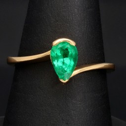 Prächtiger Goldring für Damen mit einem ausgewählten, leuchtend grasgrünen Smaragd in Tropfenform eingefasst in 18K / 750 Gold - hergestellt in Handarbeit - RG ca. 55