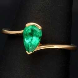 Prächtiger Goldring für Damen mit einem ausgewählten, leuchtend grasgrünen Smaragd in Tropfenform eingefasst in 18K / 750 Gold - hergestellt in Handarbeit - RG ca. 55
