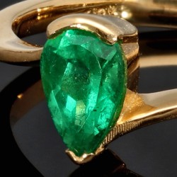 Prächtiger Goldring für Damen mit einem ausgewählten, leuchtend grasgrünen Smaragd in Tropfenform eingefasst in 18K / 750 Gold - hergestellt in Handarbeit - RG ca. 55