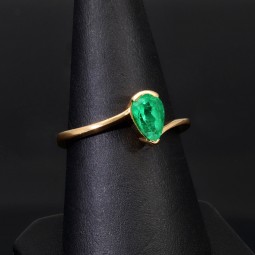 Prächtiger Goldring für Damen mit einem ausgewählten, leuchtend grasgrünen Smaragd in Tropfenform eingefasst in 18K / 750 Gold - hergestellt in Handarbeit - RG ca. 55