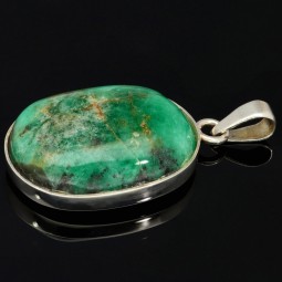 Handgearbeiteter Anhänger mit einem natürlichen, polierten Smaragdgestein (ca. 50,5 ct.) eingefasst in edlem 925 Silber