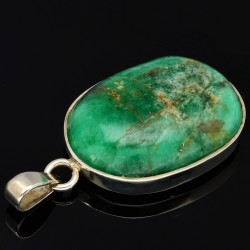 Handgearbeiteter Anhänger mit einem natürlichen, polierten Smaragdgestein (ca. 50,5 ct.) eingefasst in edlem 925 Silber